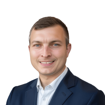 Porträt eines lächelnden Mannes in dunkelblauem Sakko und hellem Hemd