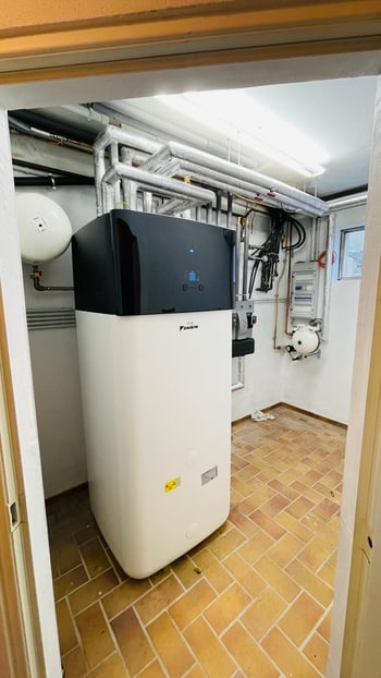 Wärmepumpen-Innengerät mit Speicher in einem gefliesten Heizungsraum