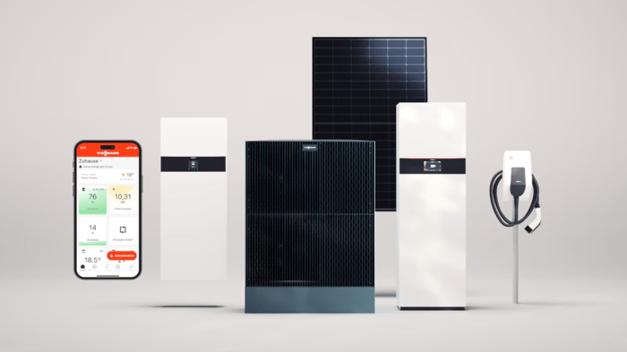 Wärmepumpen-Innengeräte, Batteriespeicher, Solarmodul, Wallbox und Smartphone-App auf hellem Hintergrund
