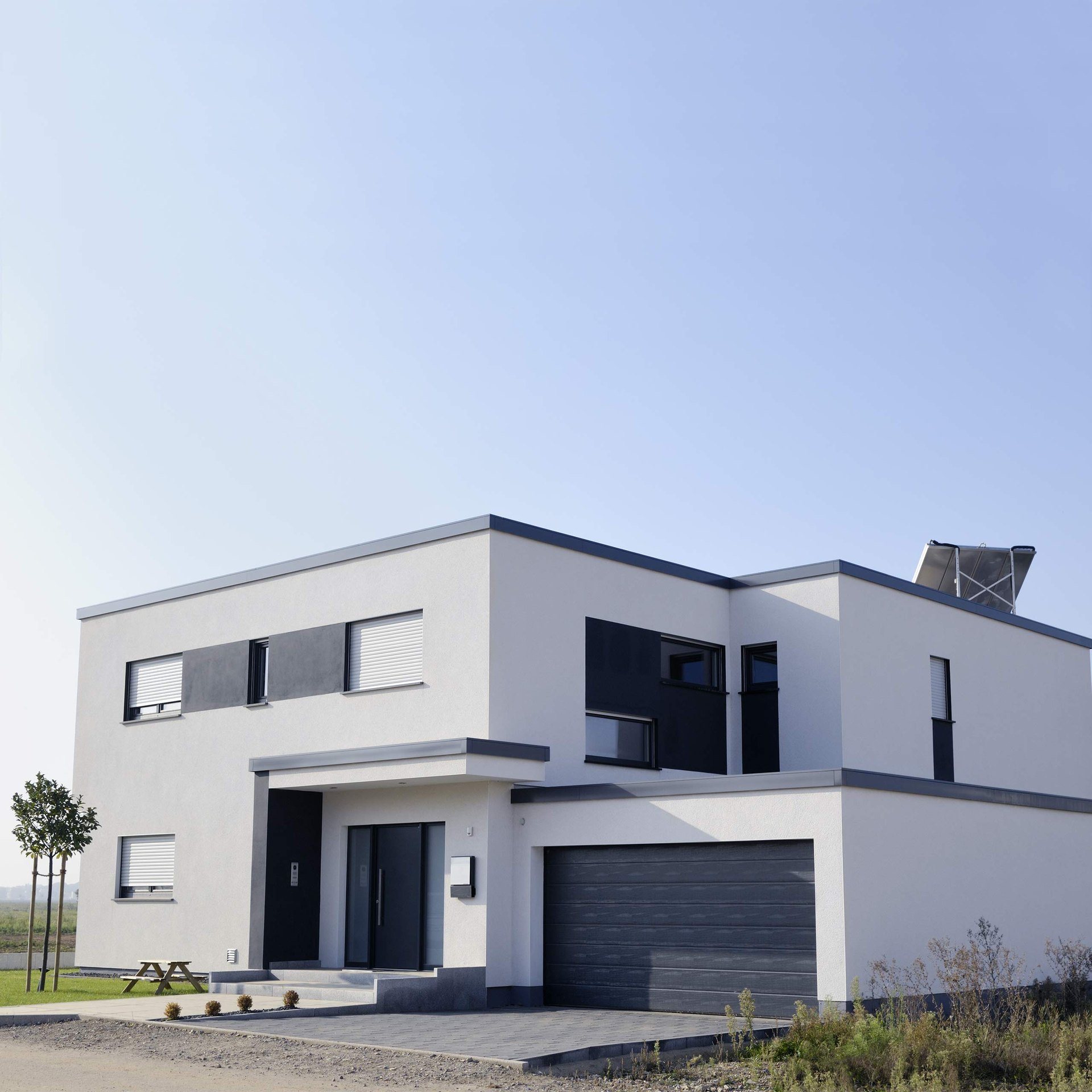 Modernes weißes Einfamilienhaus mit Flachdach und Garage