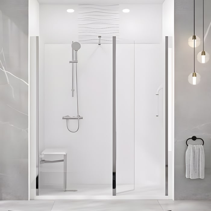 Moderne bodengleiche Dusche mit Glastür und Klappsitz