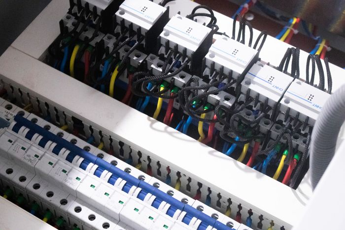 Geöffneter Elektro-Verteilerschrank mit Leitungsschutzschaltern und Verdrahtung