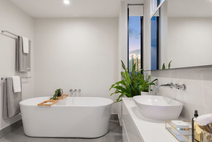 Modernes Badezimmer mit freistehender Badewanne und Aufsatzwaschbecken